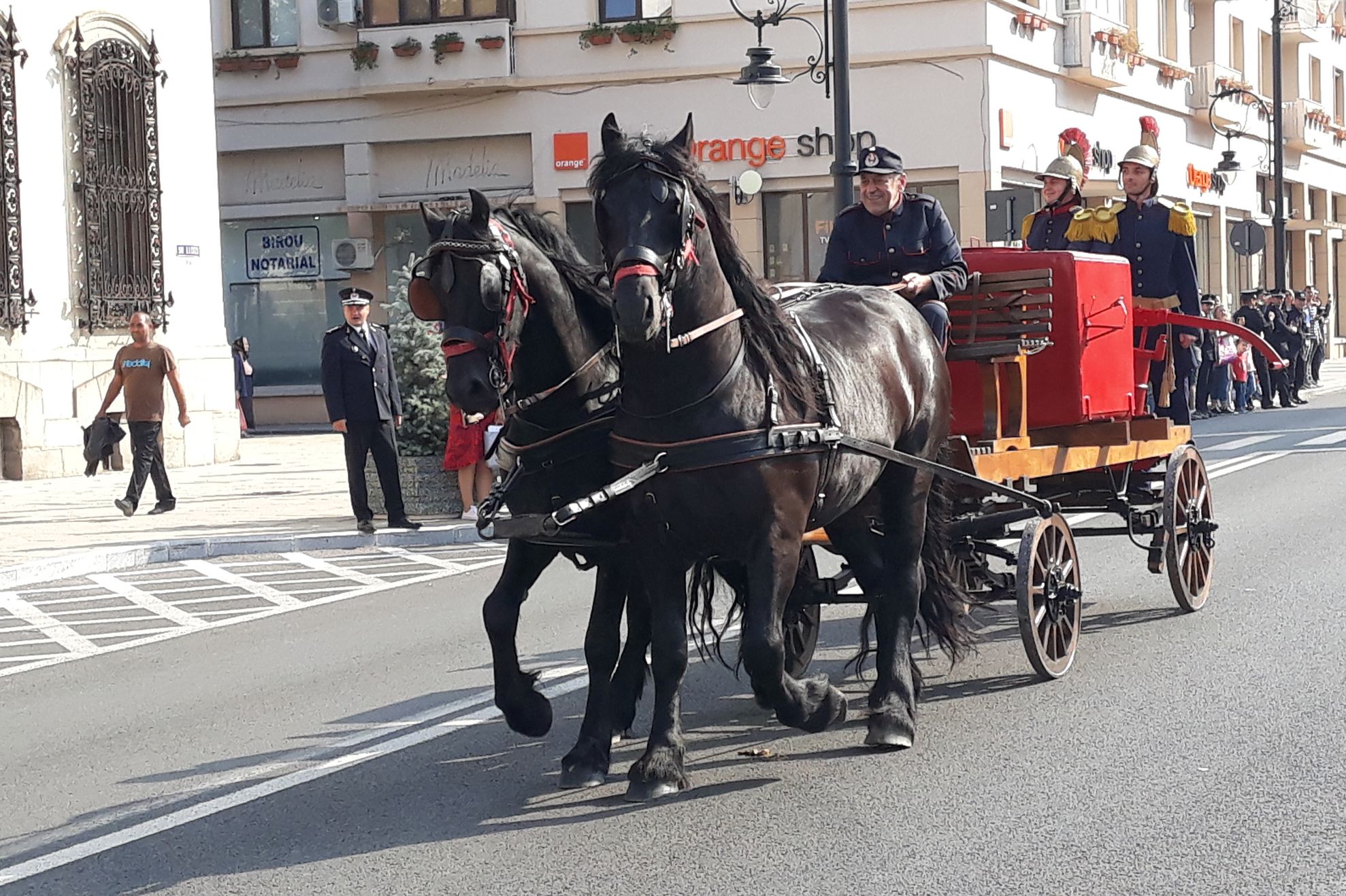 De ziua lor, pompierii craioveni au scos căruţa centenară