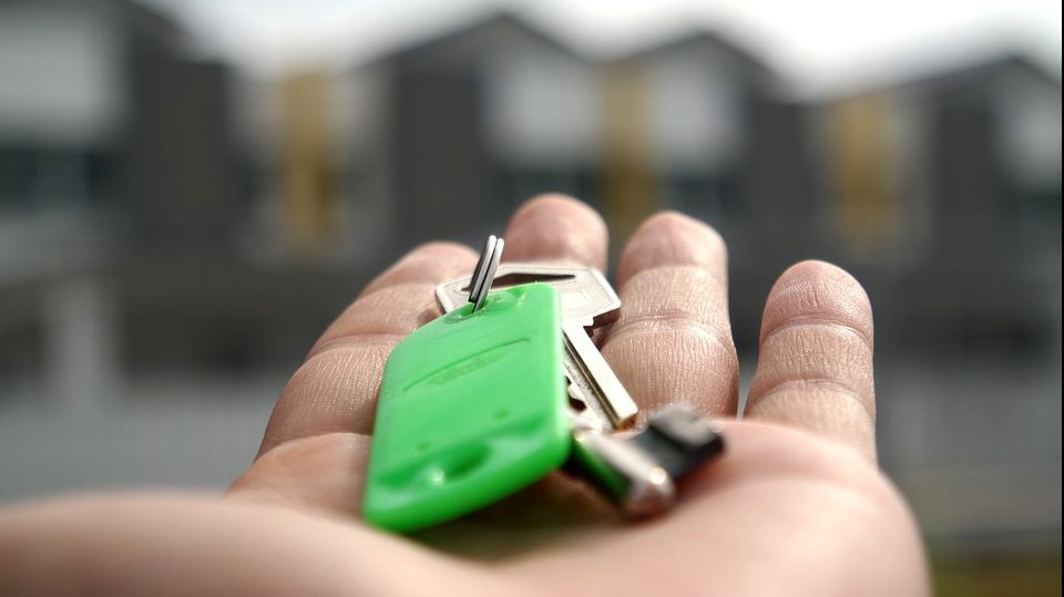 Vrei să te muți în chirie? Cele două semnale de alarmă că proprietarul e fals și-ți fură banii