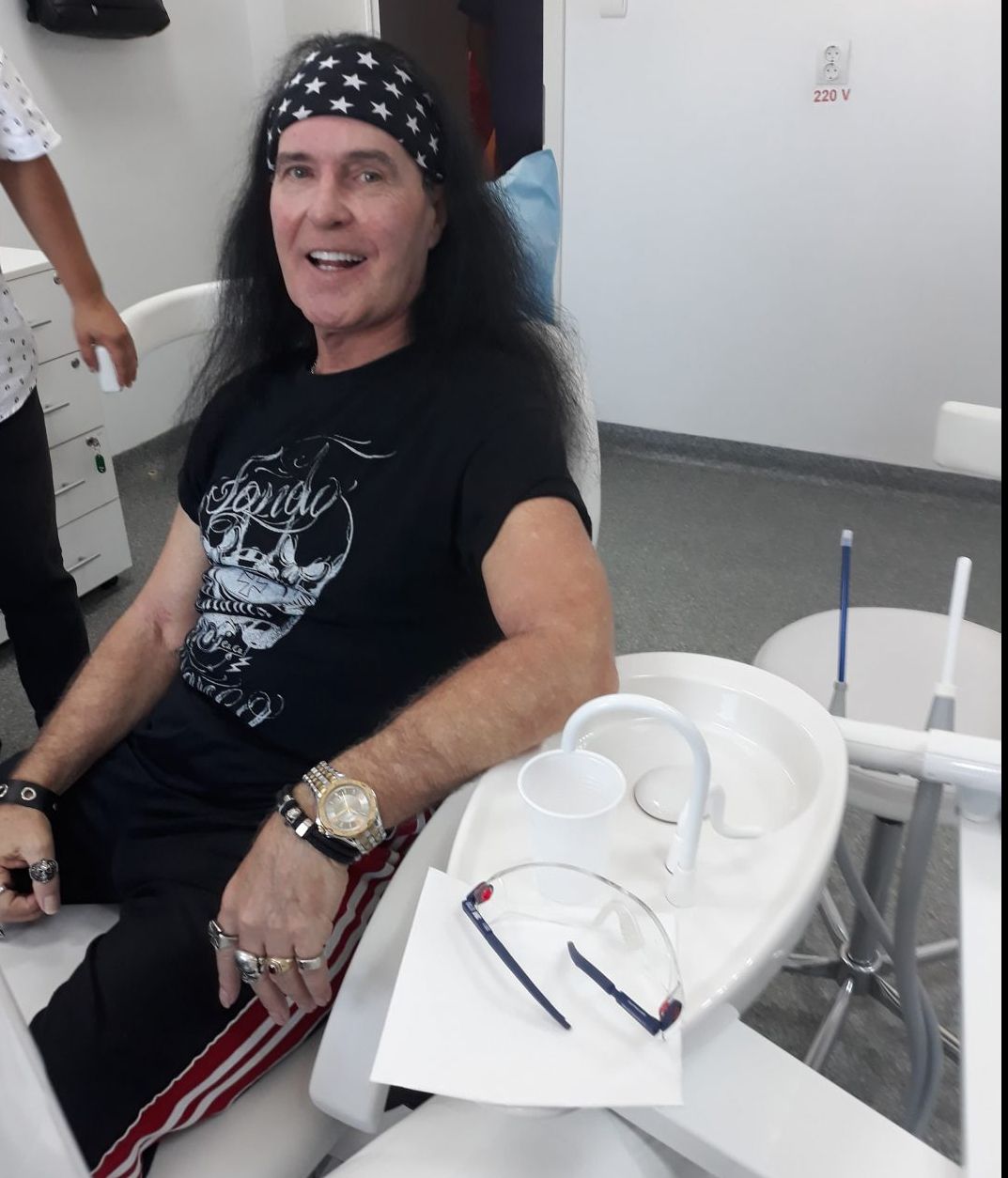 Dave Evans, primul solist al trupei AC/DC, şi-a făcut dantura la Piteşti!