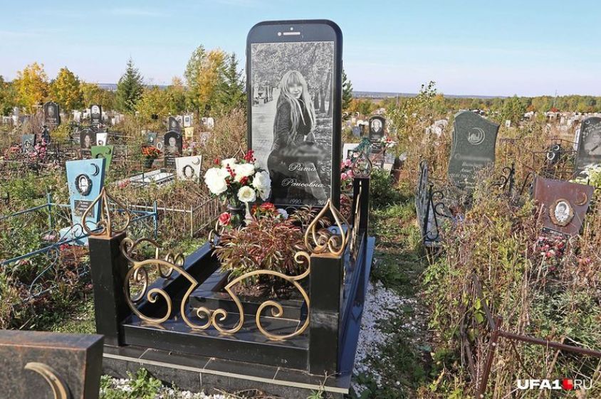 Apariție stranie într-un cimitir. Piatră funerară în formă de iPhone 6