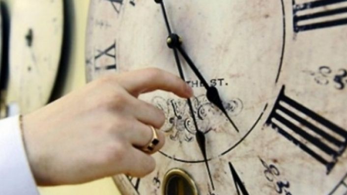 Când se schimbă ora? Data la care vom da ceasurile înapoi