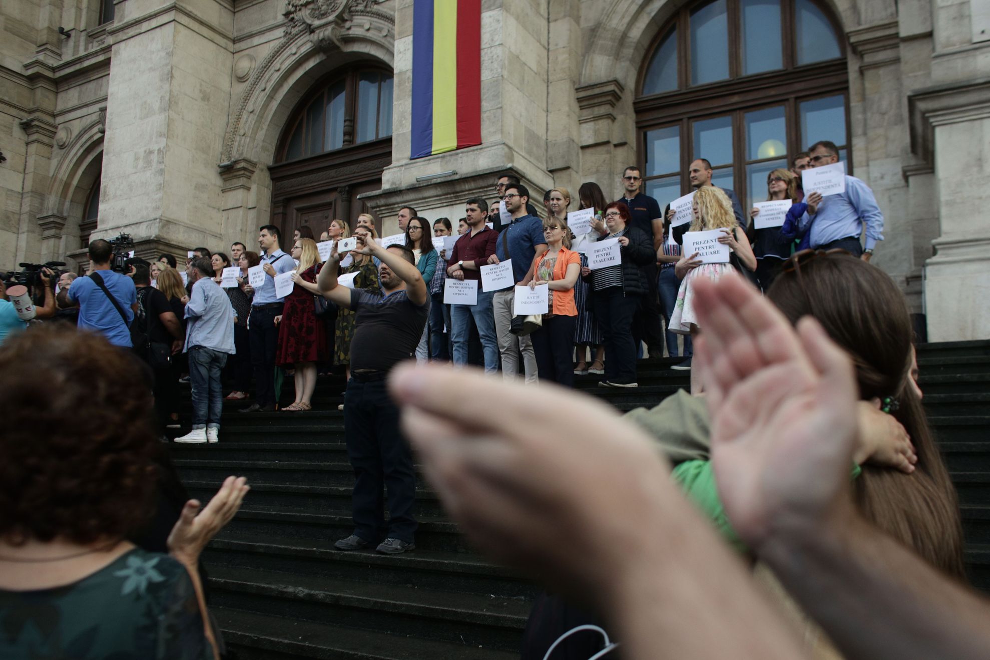 PROTEST al magistraţilor, pe scările Curţii de Apel: "Justiţia este în pericol!"