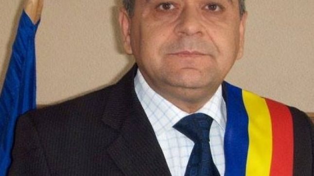 Primar: Nu mă văd cu tricolorul sfânt pe piept, cununând doi bărbaţi. Cui îi spun să sărute mireasa?