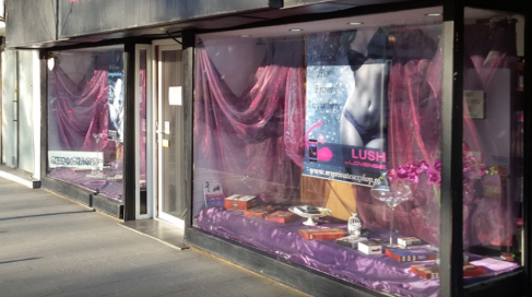 Propietara unui sex shop de pe Magheru, despre Firea: Eu fac oamenii fericiţi, spre deosebire de ea