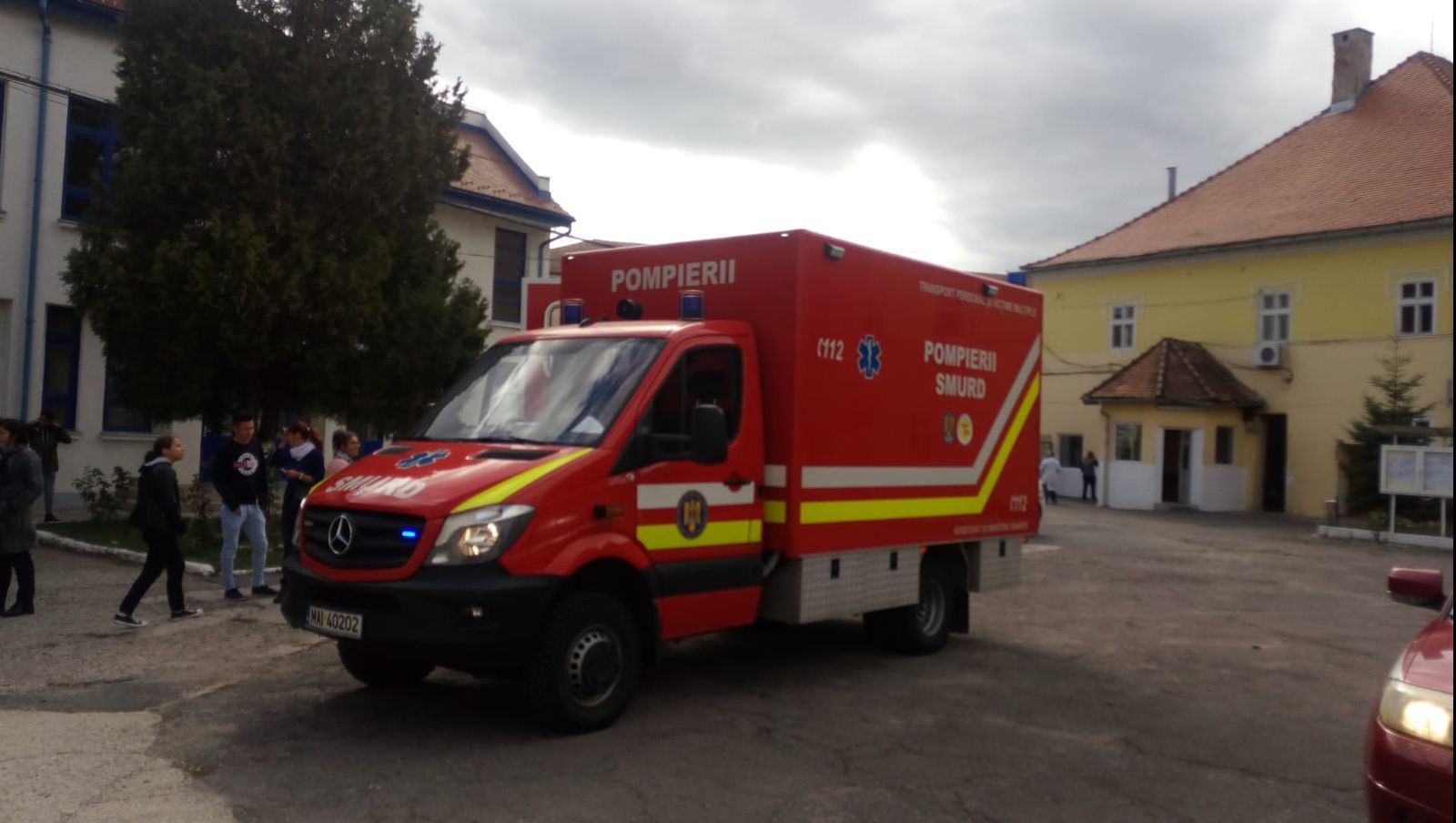 Alertă la un liceu din Sibiu! Şase elevi, transportaţi la spital