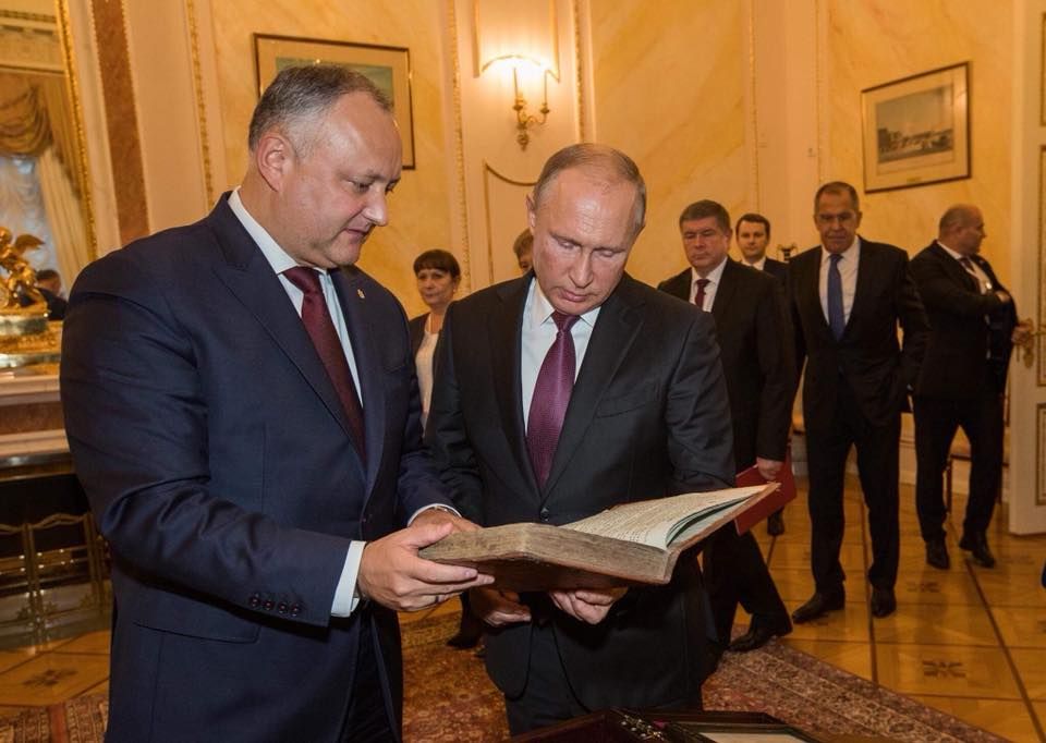 Dodon l-a convins pe Putin să declare 2019 "Anul Moldovei în Rusia"! Ce cadou i-a dus la Kremlin