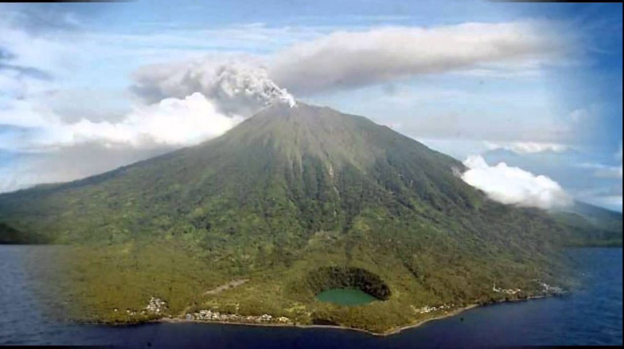 Catastrofele din Indonezia nu se mai opresc. După cutremur şi tsunami, Vulcanul Soputan a erupt