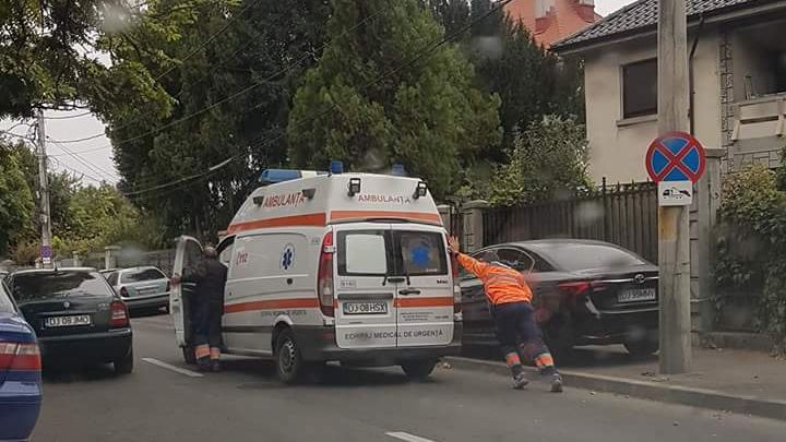 Au rămas cu Ambulanţa în pană, pe o stradă din Craiova