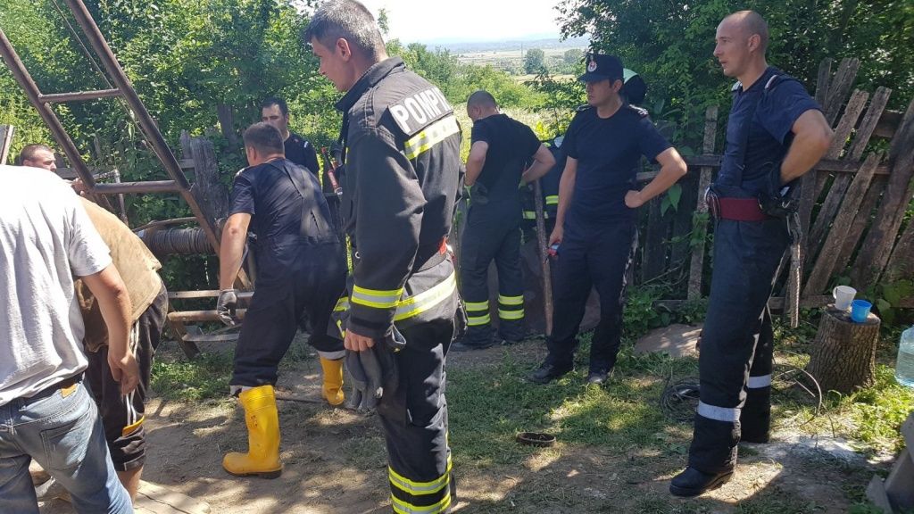 Uluitor: femeie căzută în fântână, descoperită în viaţă după 2 zile. IMAGINI dramatice cu salvarea