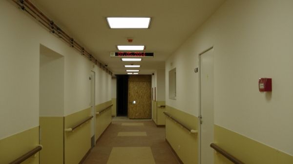 Imagini incredibile la Spitalul Alexandria: Asistentele mănâncă seminţe, pacienţii aşteaptă ajutor