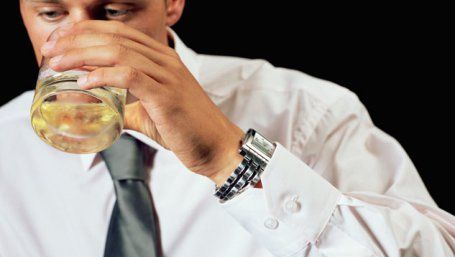 În cât timp iese alcoolul din sânge în funcţie de băutură? Toţi şoferii trebuie să ştie
