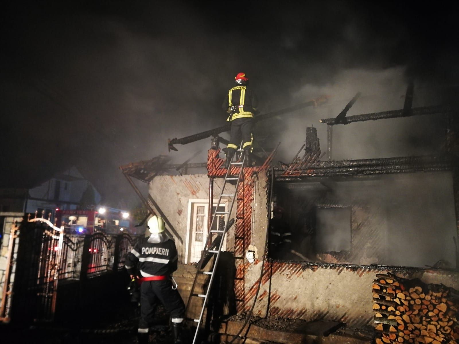 Incendiu într-un bloc cu 10 etaje în Cluj. 20 de oameni blocaţi la etajele superioare 
