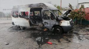 Panică în această seară! Un microbuz a ars în totalitate 