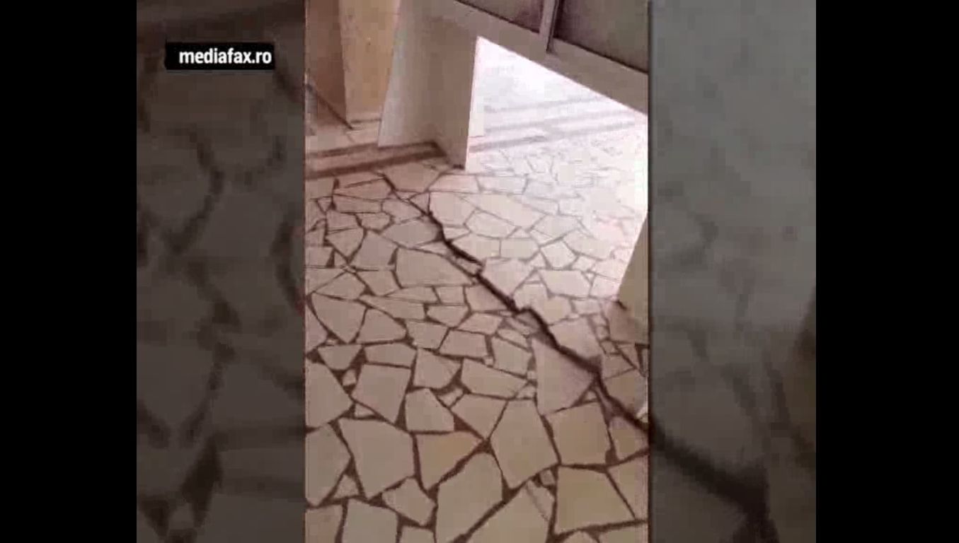 Fisuri într-o clădire importantă, după cutremurul din 28 octombrie