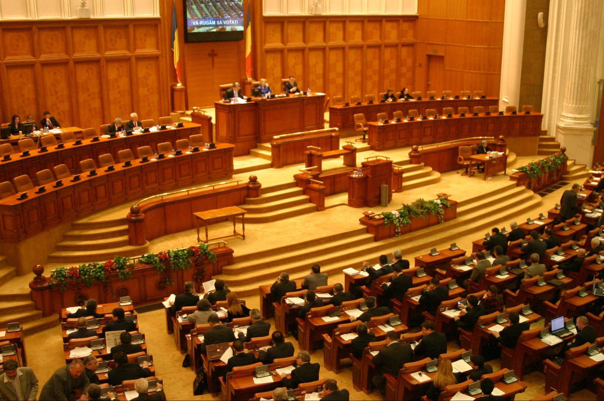 Ce au făcut deputaţii, pentru a marca tragedia de la Colectiv. Momentul din plen