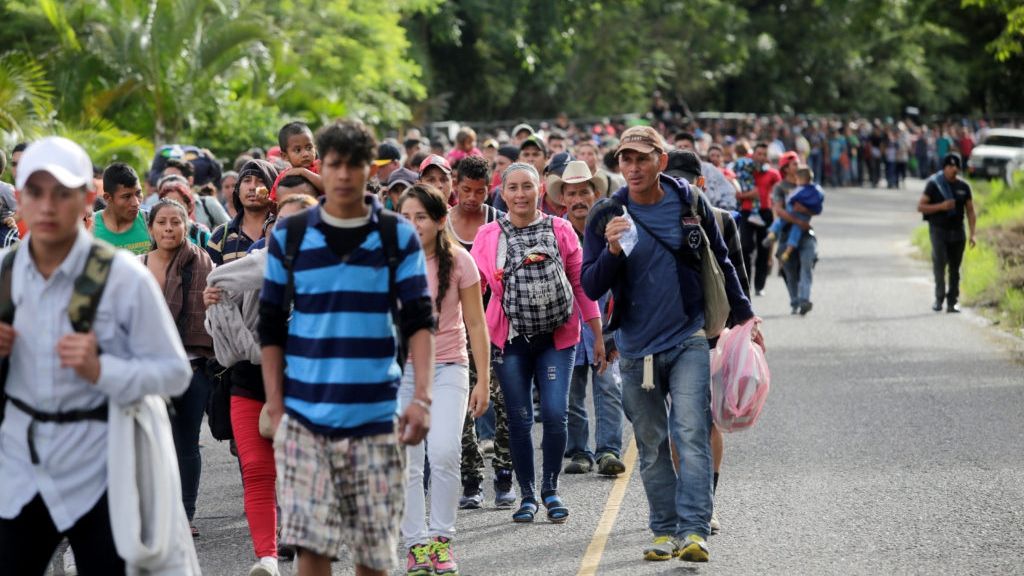 O caravană cu mii de migranți se apropie de SUA, iar Trump amenință cu armata