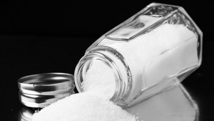 De ce să pui puțină sare în șampon. Tu ştii?