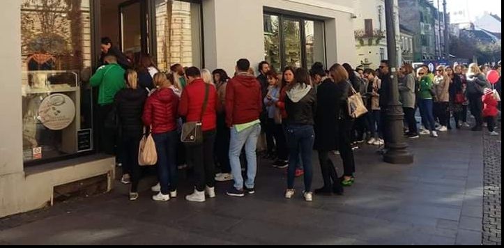 Ce fac sibienii, în ziua Referendum-ului? Stau la coadă, la bijuterii! - Video