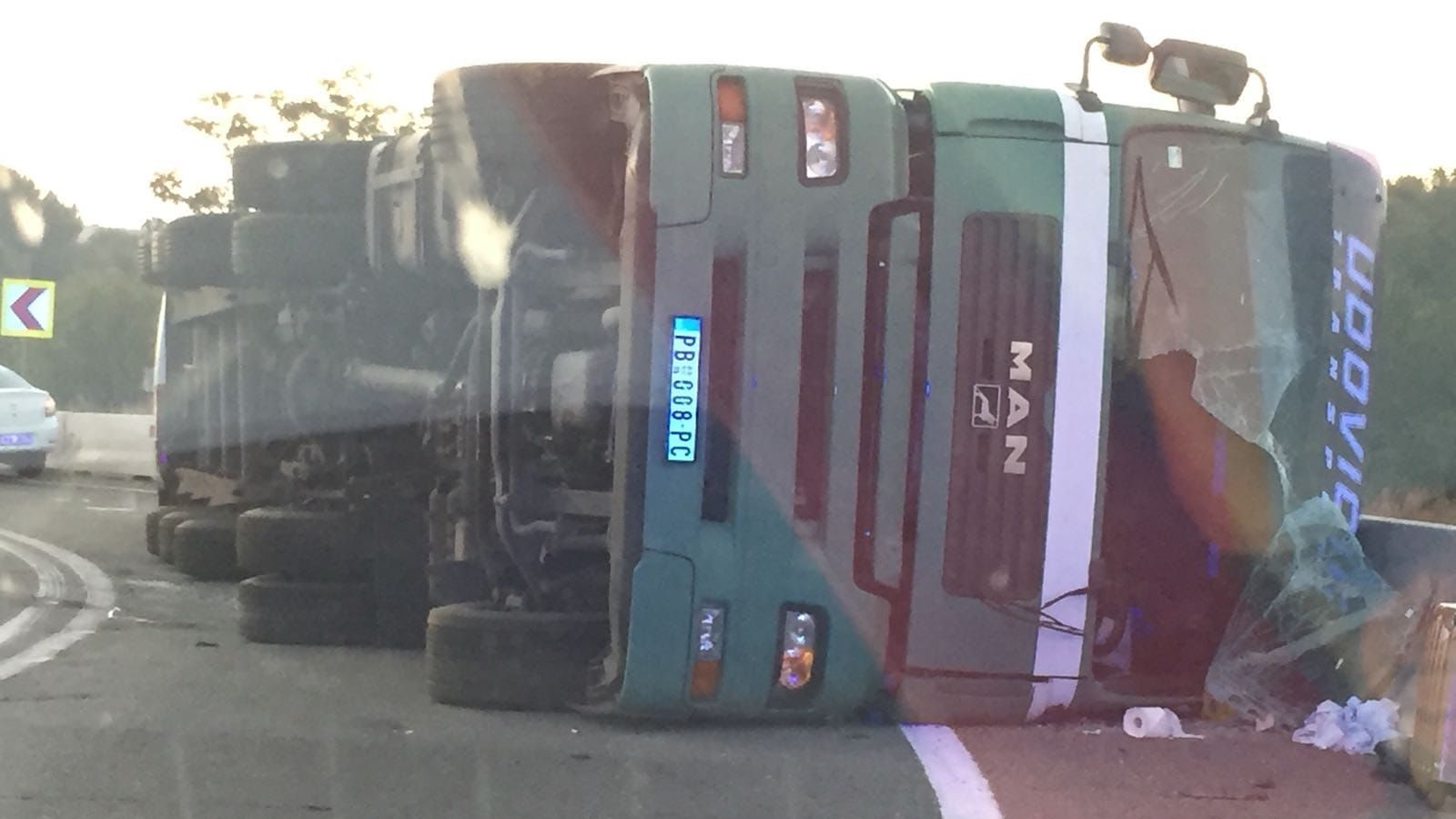 Cine l-a dat în vileag pe contrabandistul sârb care s-a răsturnat cu TIR-ul la Coloneşti