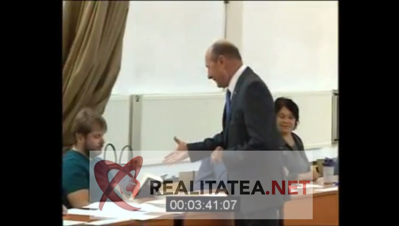 Incident neplăcut pentru Traian Băsescu la secția de votare. Reacția fostului șef de stat