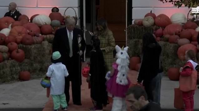 Halloween la Casa Albă. Reacția președintelui Trump când a fost colindat de copii