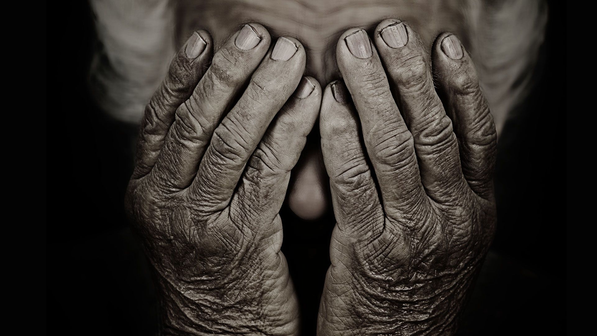 Iaşi: Bătrână bolnavă și lăsată fără casă, refuzată de aproape toate spitalele