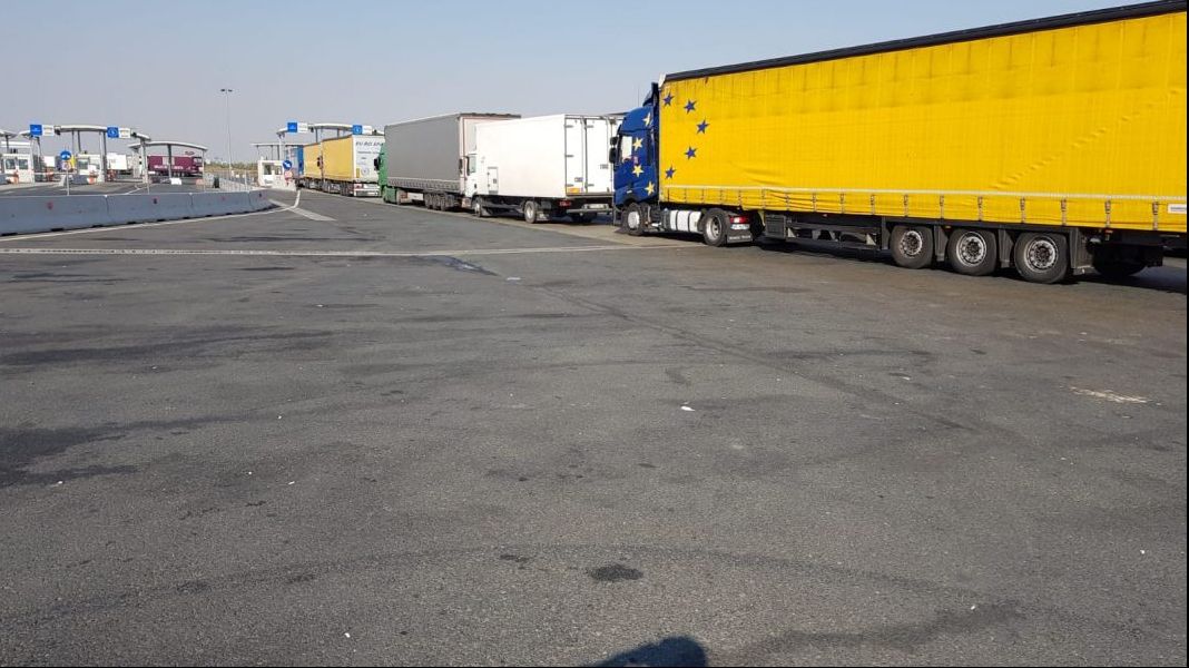 Cozi kilometrice la punctul de trecere a frontierei Nădlac-Arad