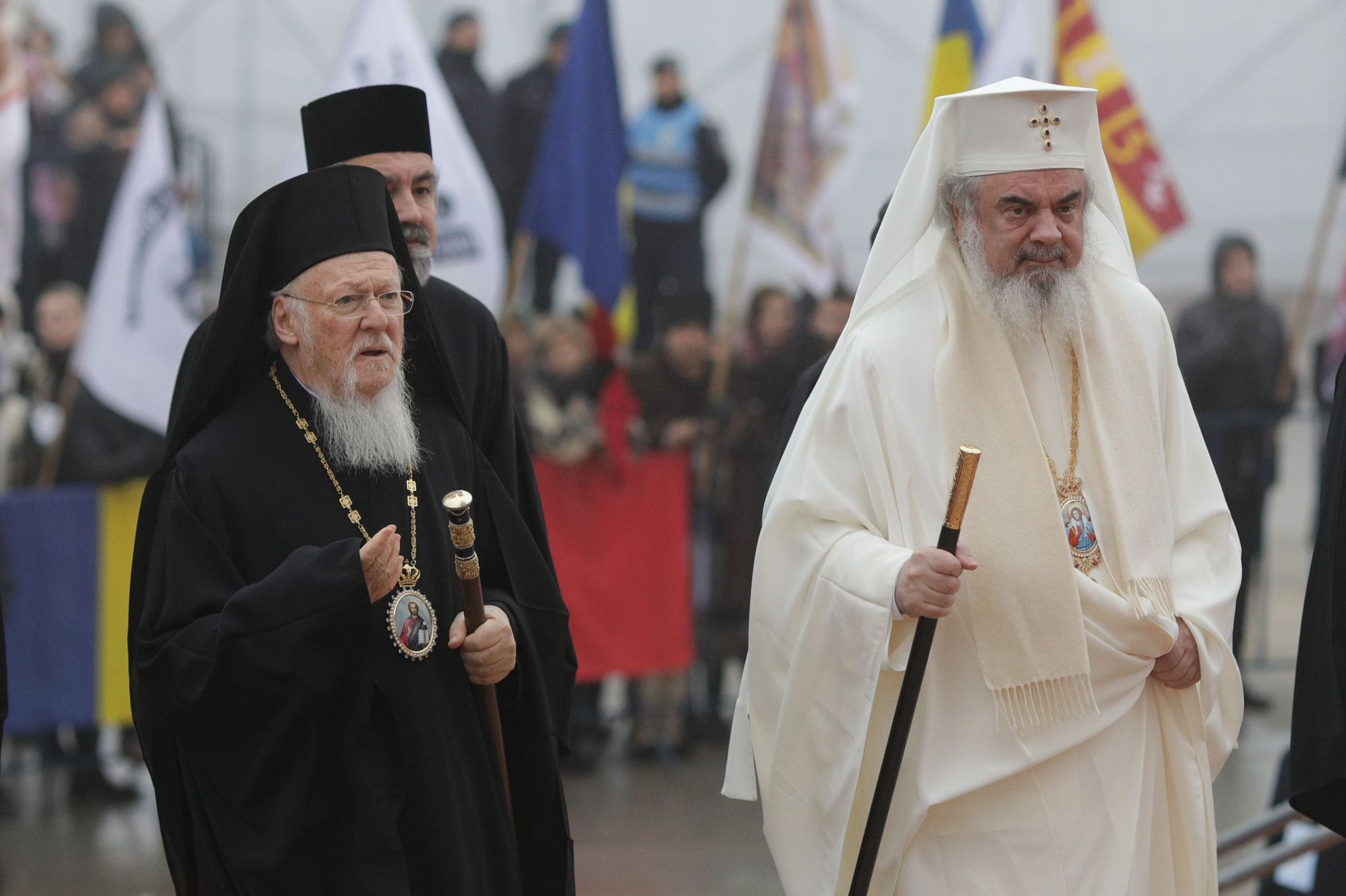 Cum este atacată Biserica Ortodoxă Română de o rețea de informații. Vizați au fost Patriarhul Daniel și Arhiepiscopul Teodosie
