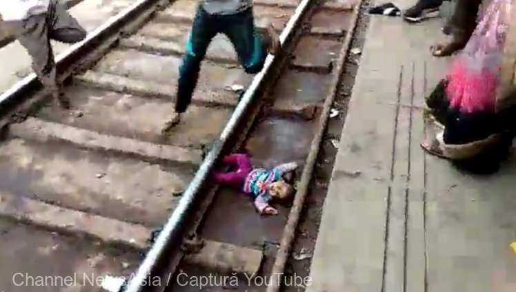 VIDEO Un copil mic a scăpat cu viață după ce a trecut trenul peste el