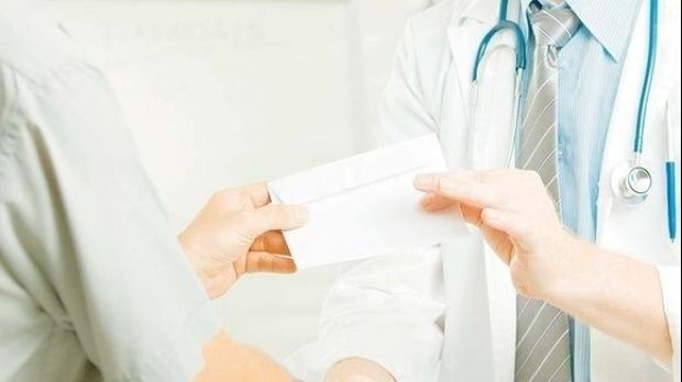 Medic de la un spital militar, trimis în judecată petru mită