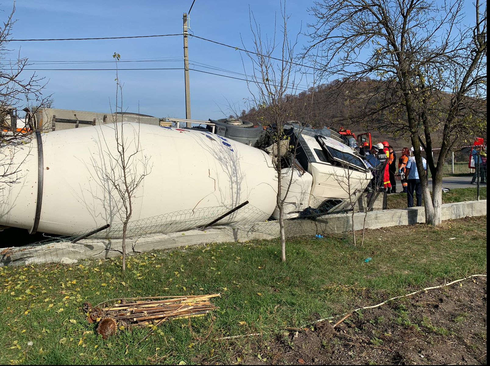 Betonieră răsturnată în localitatea Sărata din Bistrița-Năsăud. Șoferul, captiv în cabină