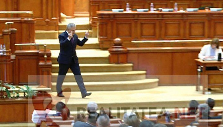 "Cu degetele alea semna ordonanţa 13". Cele mai tari poante după gestul obscen al lui Iordache