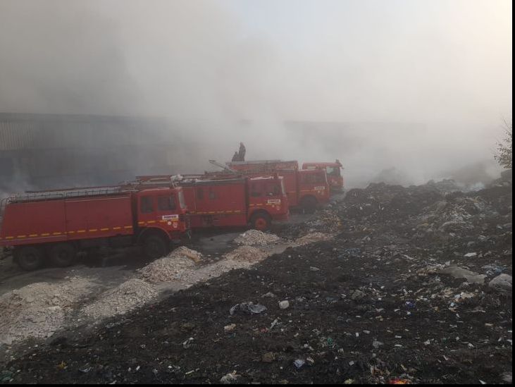 Incendiile din Ploieşti nu au fost stinse. Monoxidul de carbon, la valori aproape de limita maximă