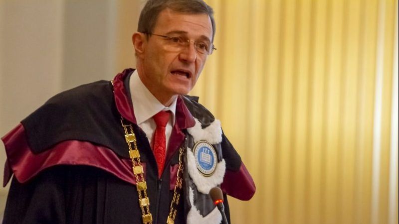 Președintele Academiei prefațează o carte scoasă de tatăl ambasadorului României în SUA