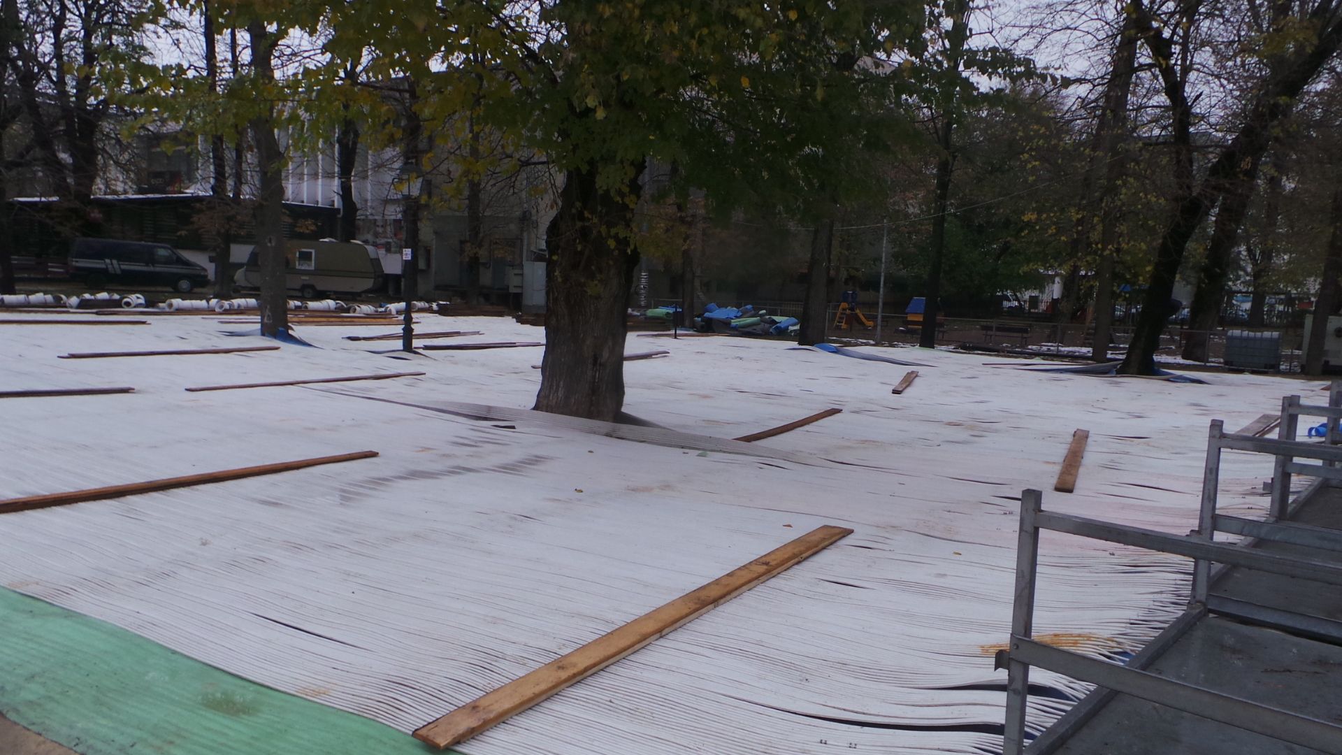 Patinoar printre copaci, la Focșani