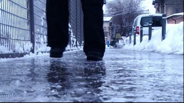 Pericol de polei și gheață! IGSU avertizează: curățarea zăpezii este obligatorie prin lege/ Arhivă foto 