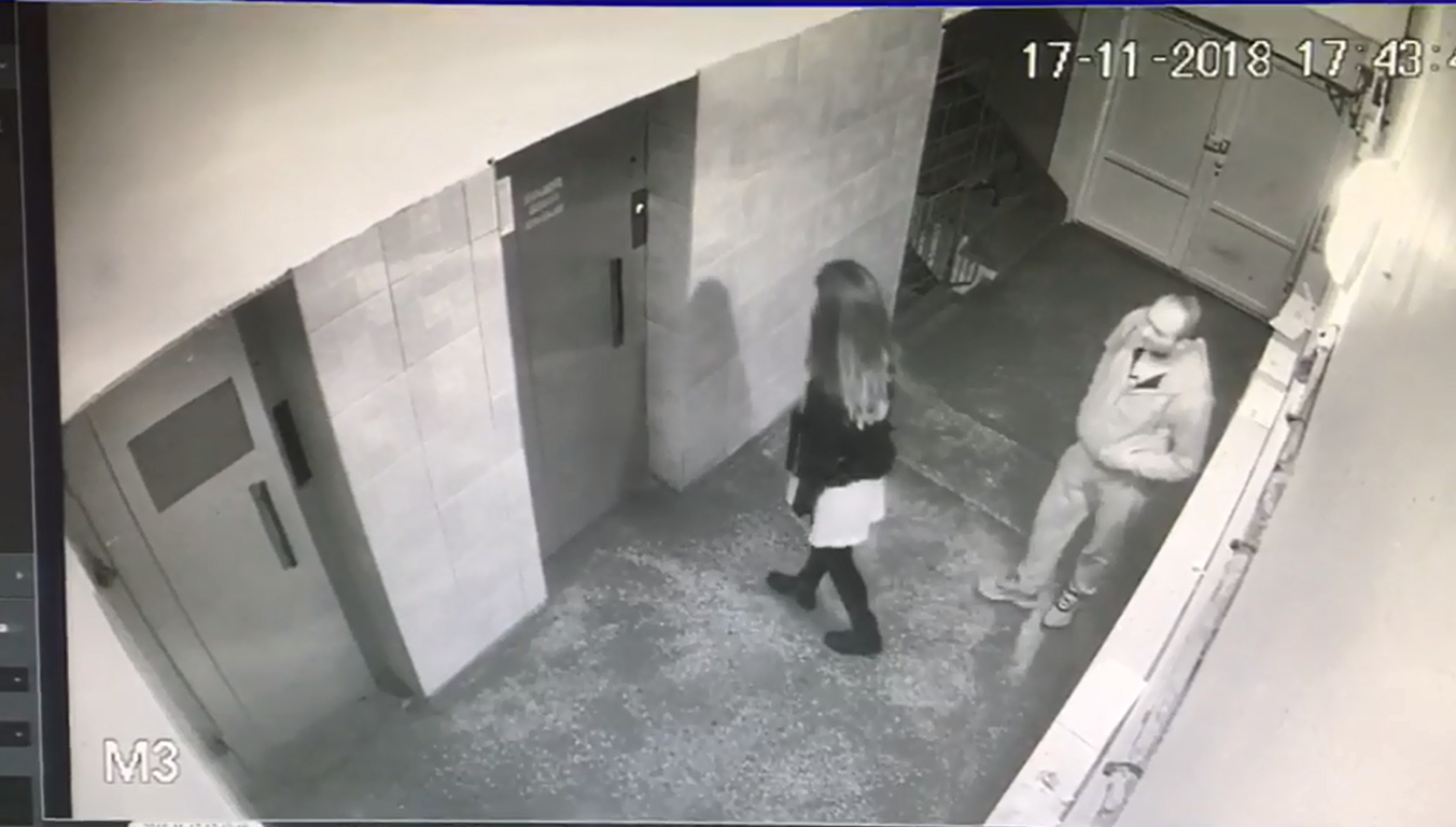 Tânără tâlhărită în scara unui bloc din Alba Iulia. Suspectul a fost reținut! VIDEO