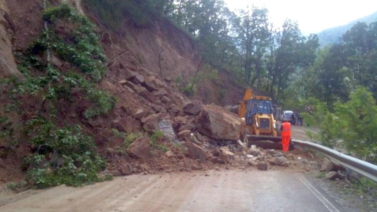 Stânci desprinse de pe versant, pe Transfăgărășan! Trafic blocat