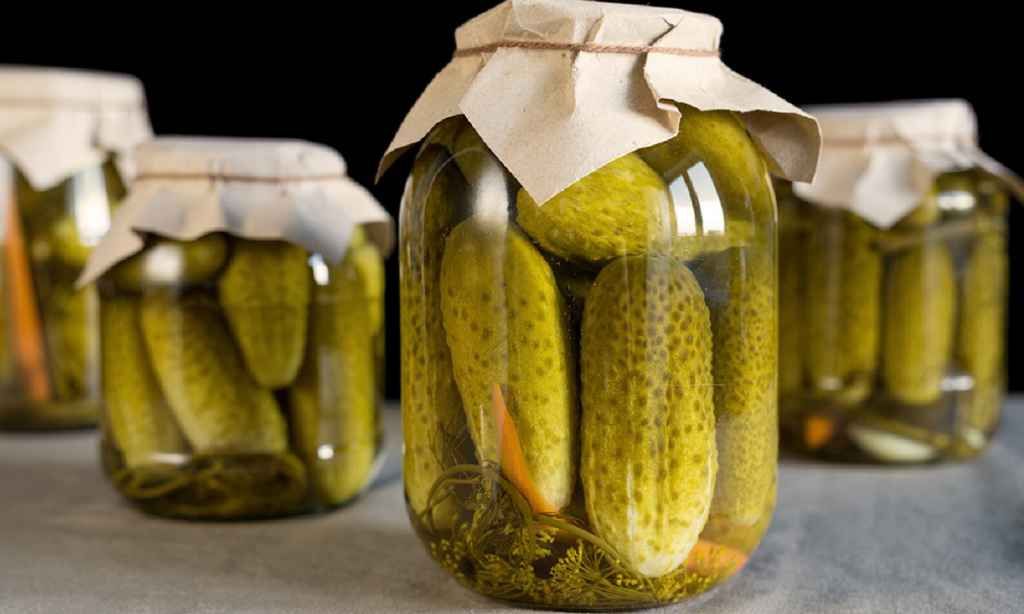 De ce e bine să bei zeama de la castraveții murați înainte de masă