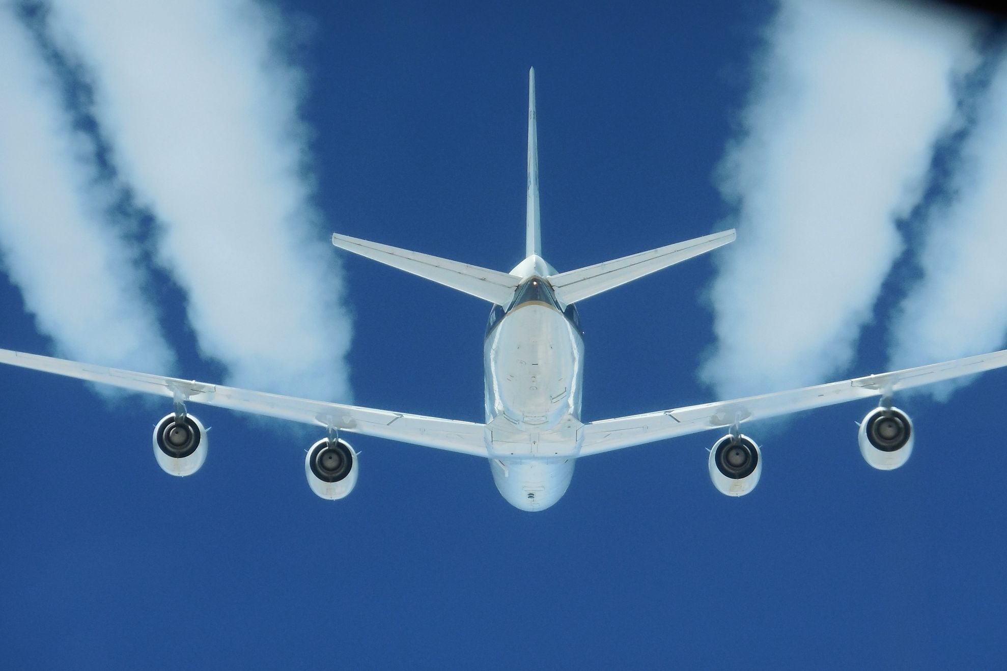 Alertă teroristă în prag de Sărbători: Al-Qaida vrea să doboare avioane de pasageri în Europa