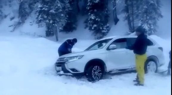 Turiști salvați din nămeți, în Bucegi. Zeci de oameni sunt blocați din cauza viscolului