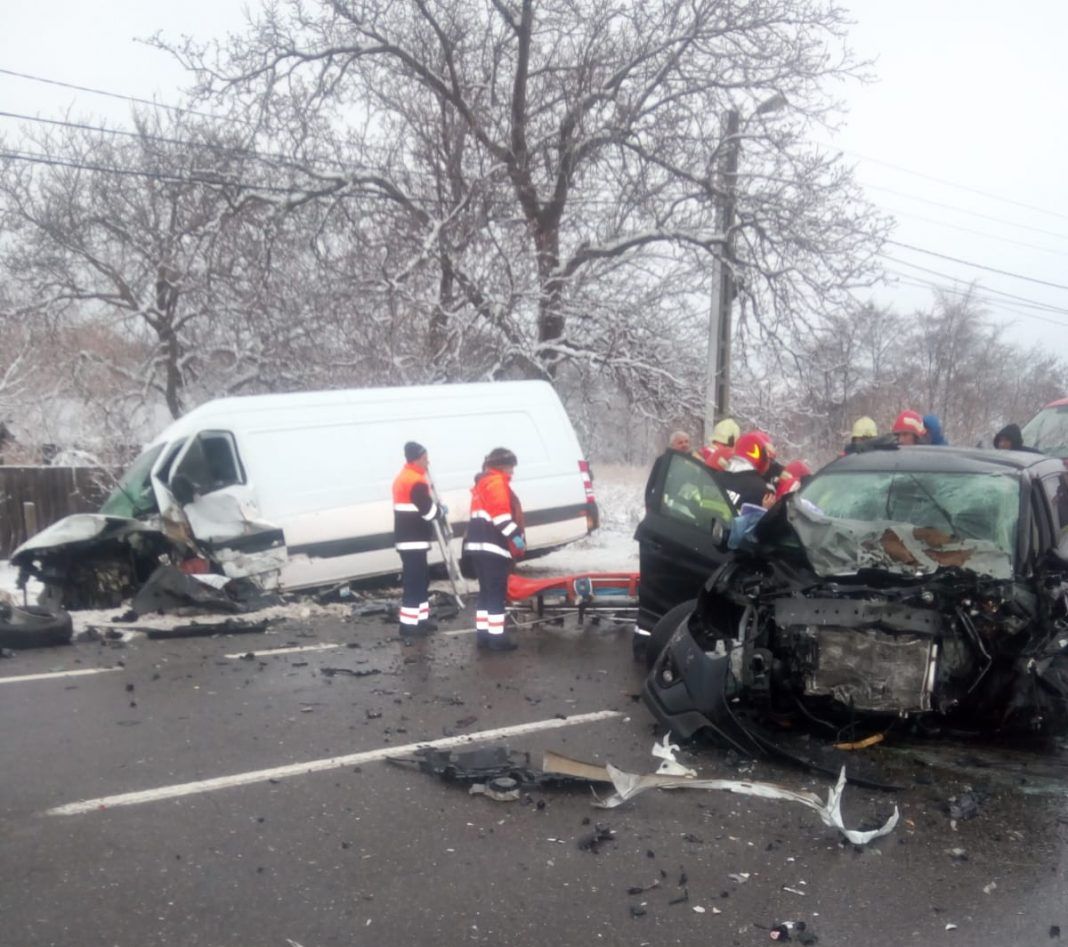Accident cu cinci răniţi şi trafic blocat pe E85, în judeţul Vrancea (VIDEO)