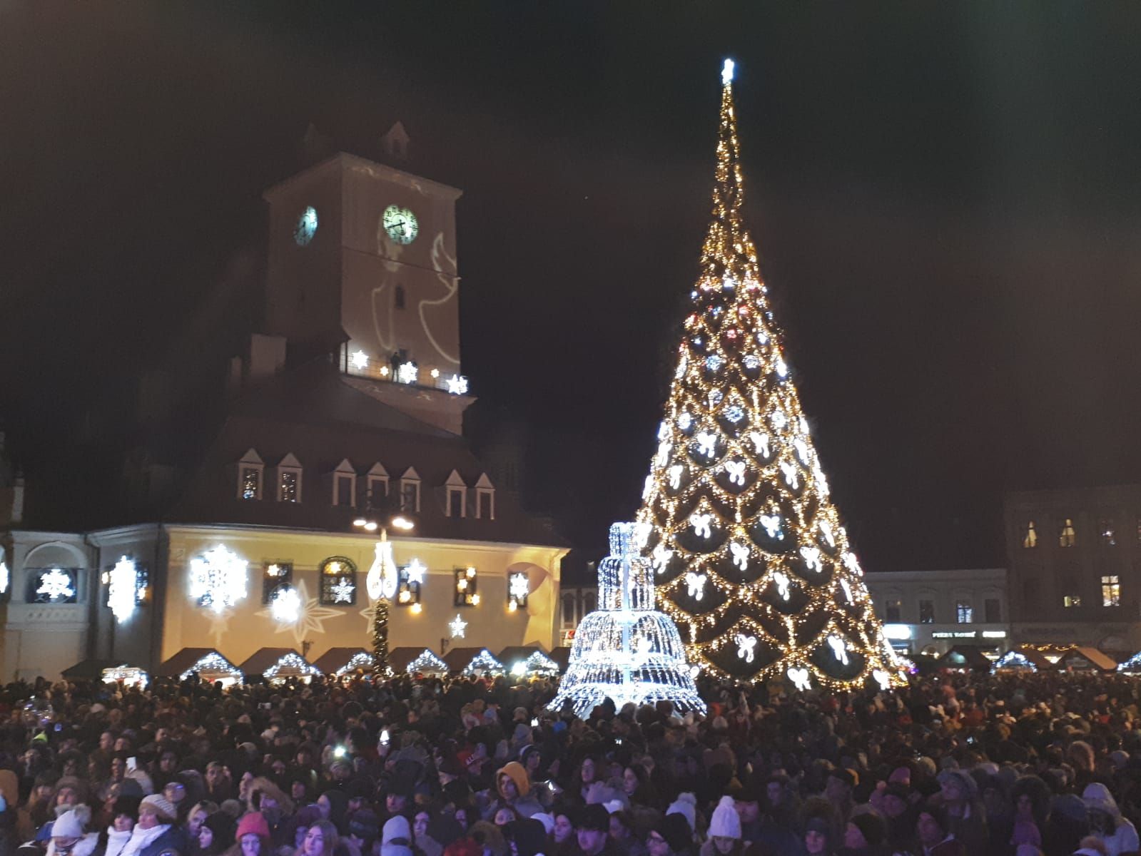 Brașovul a intrat în atmosfera sărbătorilor de iarnă GALERIE FOTO