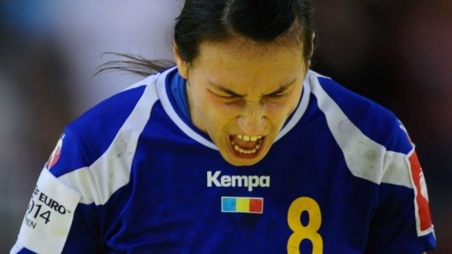 Cristina Neagu, scoasă cu targa de pe teren. A fost dusă de urgenţă la spital