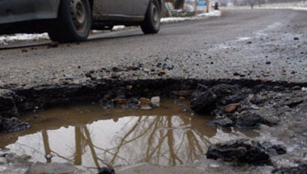 Caz incredibil la VASLUI. Bărbat, găsit mort într-o groapă de pe șosea!