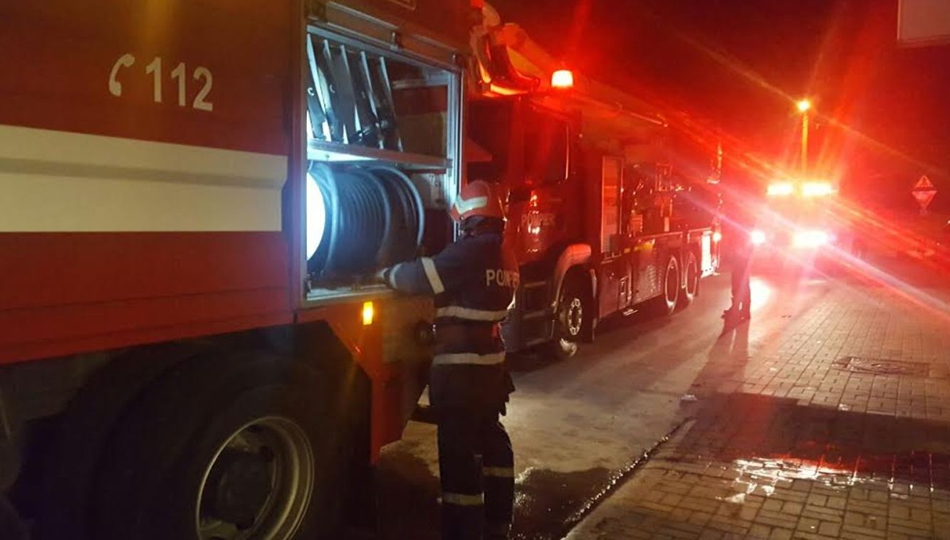 Incendiu puternic într-un bloc din Constanța: 17 persoane, evacuate de urgență
