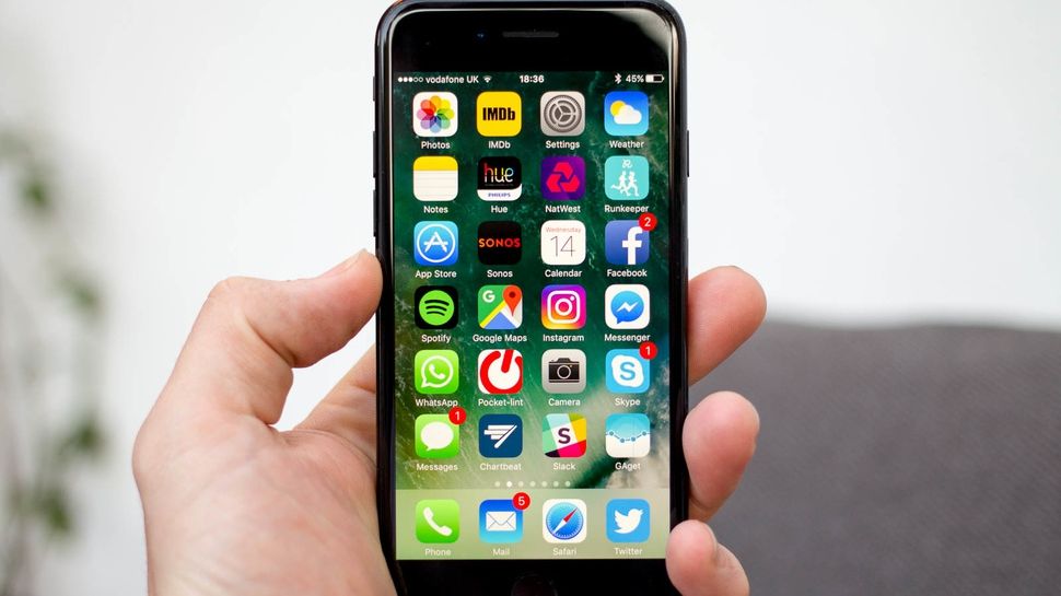 Apple, dat în judecată de utilizatorii de iPhone. Ce GREȘEALĂ a făcut compania