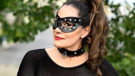 Face o avere colosală din fotografii. Cum se pozează această văduvă A SCÂRBIT