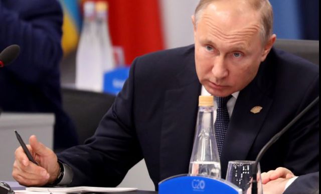 Gest uluitor al lui Putin în conflictul care a băgat NATO în alertă. A luat o foaie de hârtie...