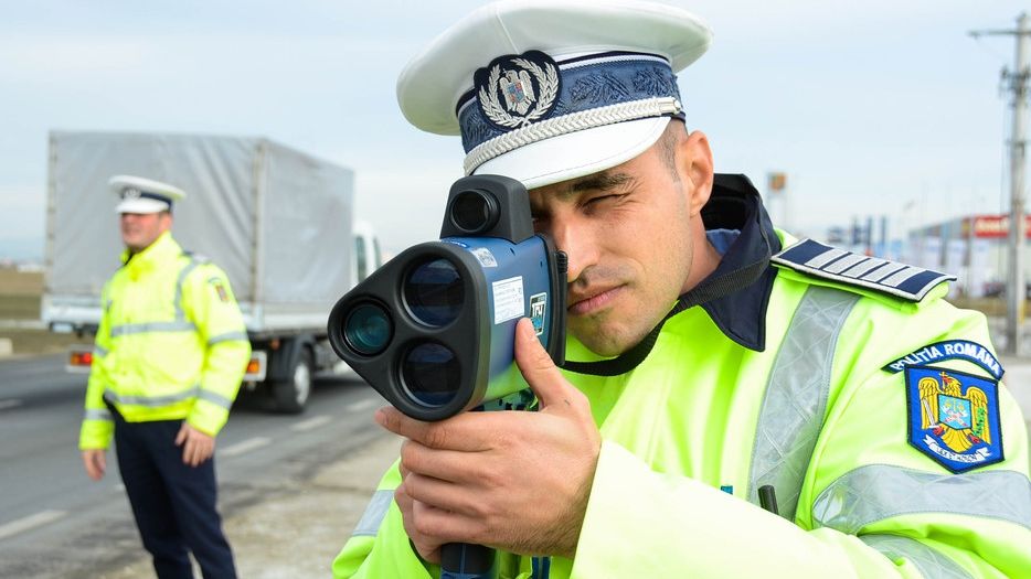 Prins de poliţişti conducând cu peste 160 km/h în localitate